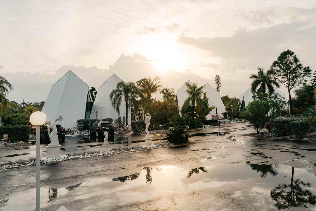 Pyramids In Florida Hotel Estero Exterior photo