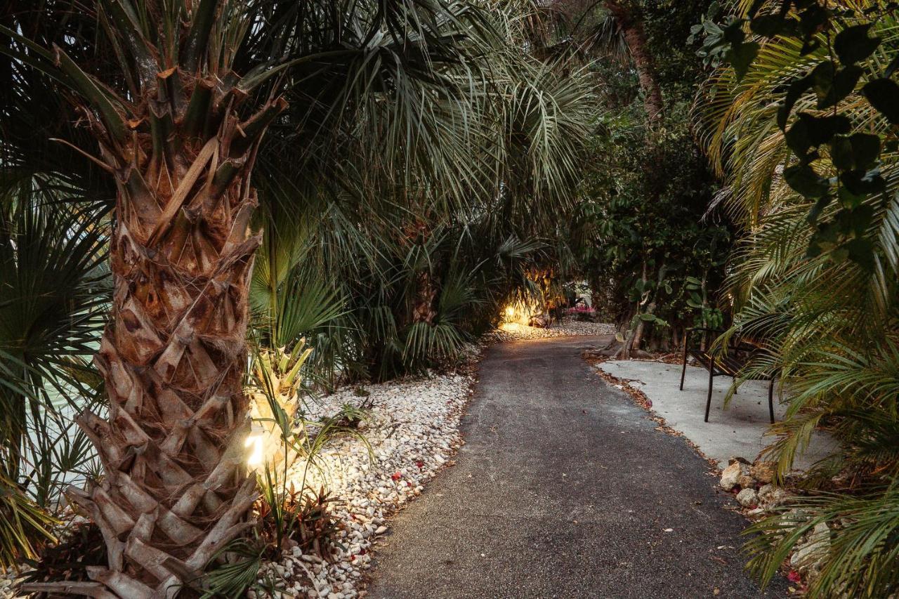 Pyramids In Florida Hotel Estero Exterior photo