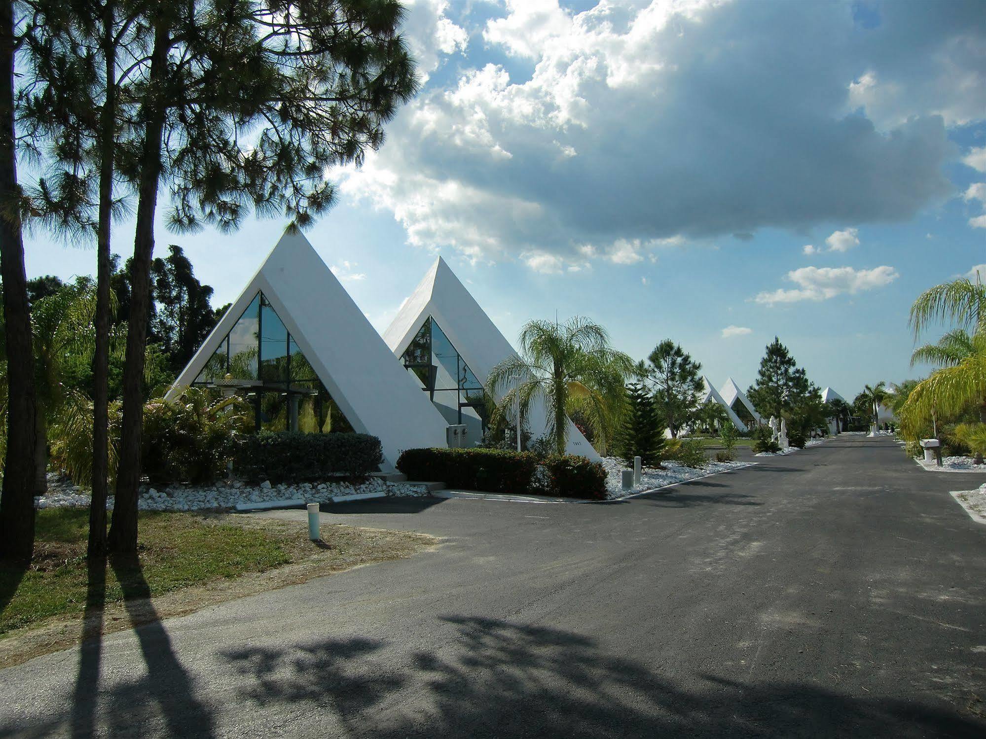 Pyramids In Florida Hotel Estero Exterior photo